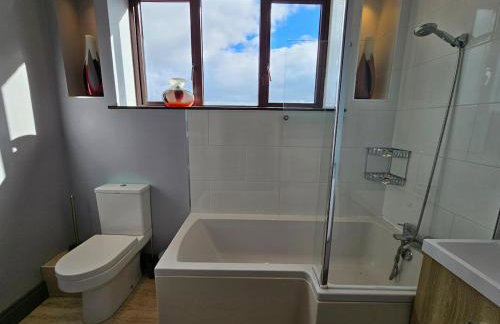 Dog-Friendly Country Home, Woodburner, Private Fields & Hot Tub! - Photo 68