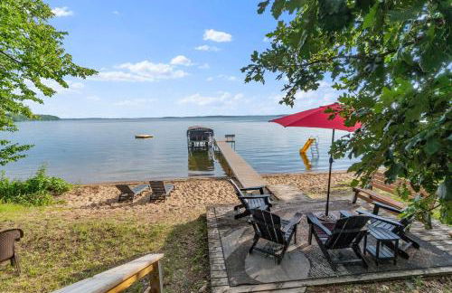 Sandy Beach Family Getaway with Fire Pit and Deck! - Foto 33