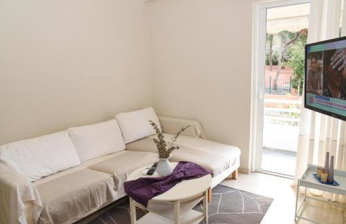 Sunny and Quiet 1 Bedroom Apt - Photo 1