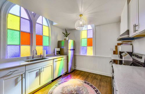 Newry Retreat in Converted Church with Shared Patio! - Foto 8