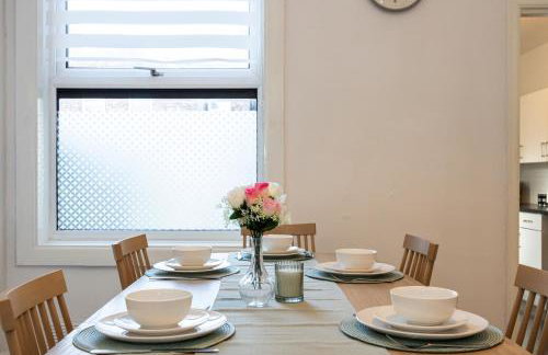 Steps from Old Trafford - Modern Manchester Stay - Foto 6