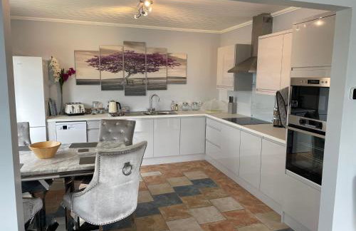 Beautiful 3-Bed House in Sunny Killough Down - Foto 2