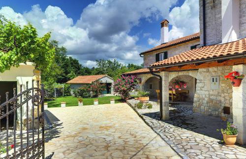 Holiday Home in Rojnici With Private Pool - Photo 8