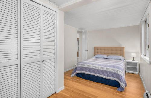 Gorgeous Beach! Lakefront with large Wooden Deck - Foto 4