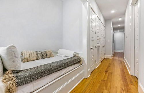 Spacious 5BR Urban Retreat with Balcony & Pool - Foto 62