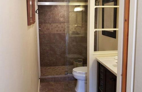 Unique Yurt Rental on Peony Farm with Riverfront View in Clyde, North Carolina - Foto 24