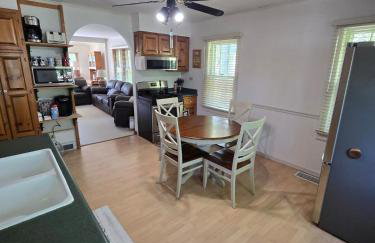 Elena's Lake Cottage - A Cozy Lake Getaway - Foto 13