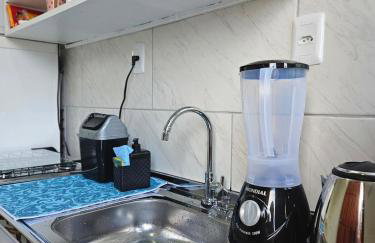 Studio com ar condicionado e estacionamento gratuito próximo ao aeroporto e praias - Foto 13