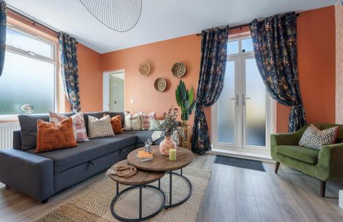 4-Bedroom Stunning Luxe, Spacious & Stylish Design House Bolton, Sleeps 11, with Parking Central Bolton, Links to Manchester, Pet-Friendly, Best For Groups! WORK CONTRACTORS SPECIAL OFFER! - by Blue Puffin Stays - Foto 16