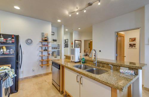 Walk to Galveston Beach Family Condo with Pool - Foto 6