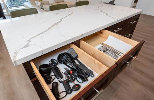 Luxury 2BR Stay Balcony Views and Free Parking - Foto 25