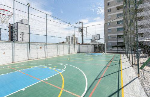Apartamento a 400M PRAIA com PISCINA sacada com CHURRASQUEIRA privativa Wi-Fi Portaria 24h PLAYGROUND INFANTIL Quadra de esportes e vaga privativa de GARAGEM Reserve agora mesmo - Foto 3