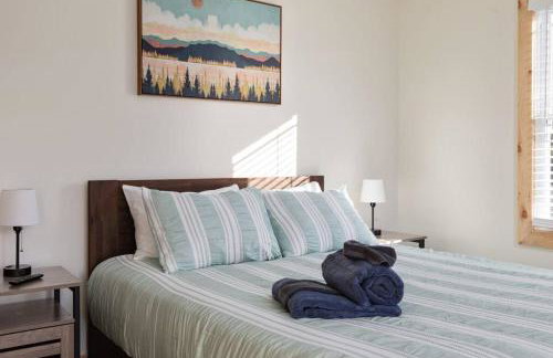 Pondview 4BR Cabin-Walk to Caverns, Hot Tub, Wi-Fi - Foto 19