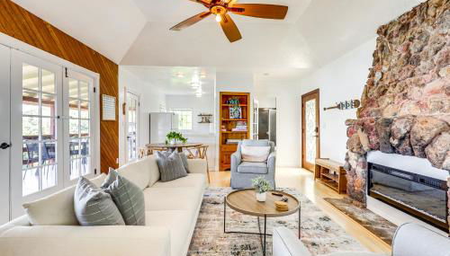 Private Hot Tub with Water Views Lower Lake Getaway - Foto 3