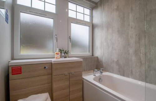 William Wallace View - 5 Bedrooms in Stirling - Photo 4