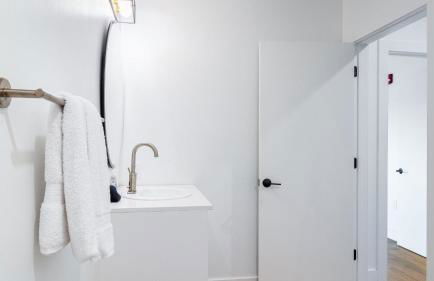 Dual Bachelor Pads w/ Rooftop Lounge & Games Sleeps 26 5 Min to Broadway - Foto 60