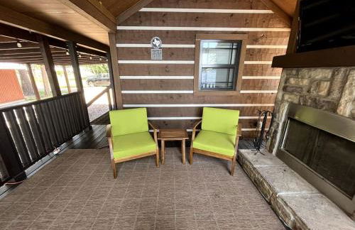 Peaceful Lakefront Tiny Cabin Nestled in the Sabine National Forest for a Romantic Escape in Hemphill, Texas - Foto 16