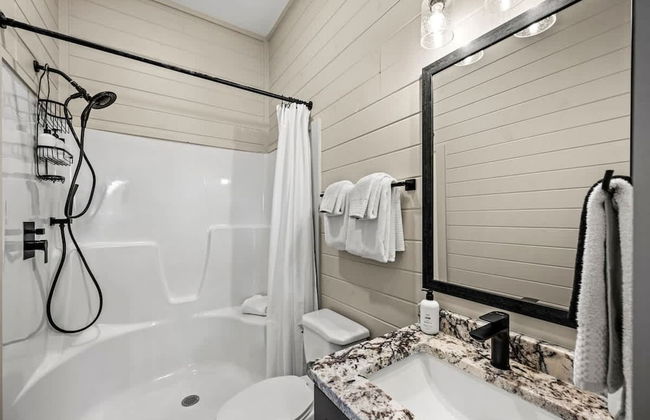 NEW Lake View Indoor Pool Sleeps 14 Hot Tub - Foto 32