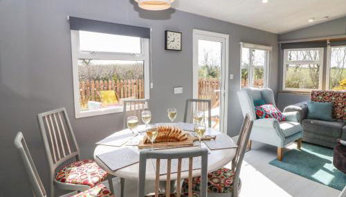 Cwrt y Ceffyl - Photo 3