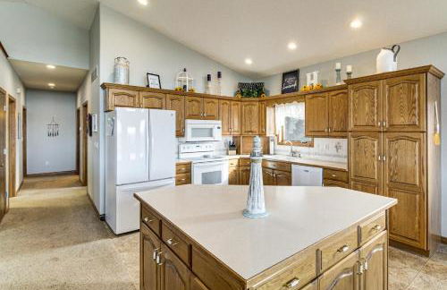 Deck with Lake Mac View! Spacious Family Retreat - Foto 8