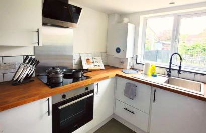 3-Bed, Sleeps 6, 1 Bath, Parking, WiFi - Photo 5