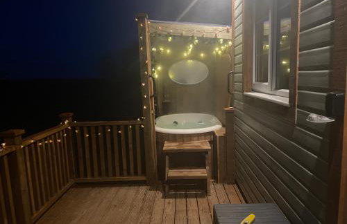 Cuddles & Bubbles Cozy Cabin with jacuzzi spa hot tub - Foto 21