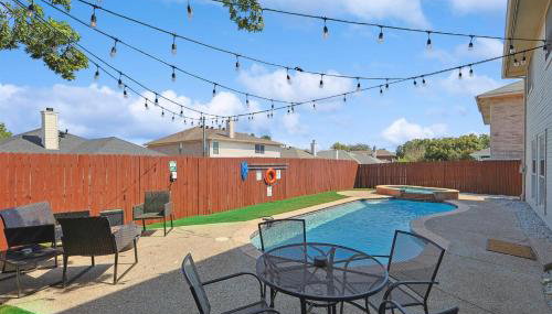 Modern Comforts & Classic Charm w Pool 5BD - Foto 2