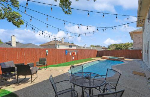 Modern Comforts & Classic Charm w Pool 5BD - Foto 2