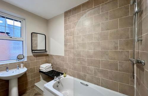 The Lily•Central Beeston•Private Apartment•SmartTV•Free Wi-Fi•Tram• - Photo 9