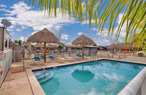 Tiny Home on Waterfront, Bay Views, Deck, Pool - Photo 22