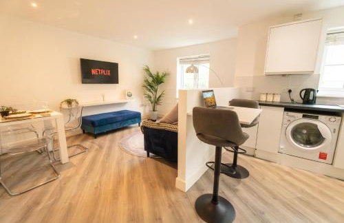 Pristine Purfleet Newly Renovated 2Bed, 2Bath - Photo 1