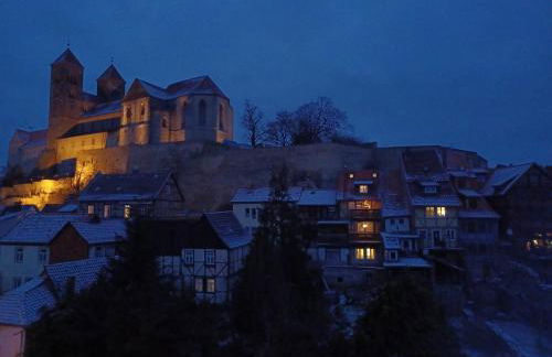 Mittelalterdomizil mit Balkon und Parkplätzen - Foto 43