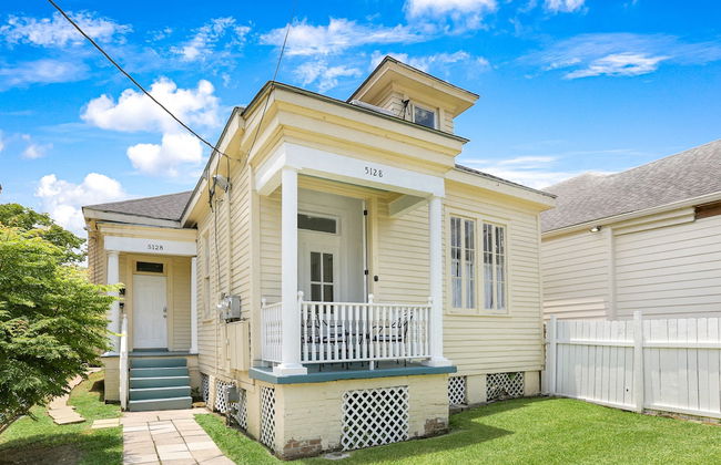 Uptown Spacious 4BD w Historic Charm - Foto 1