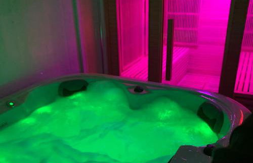 Cozy Hideaway With Hot Tub & Sauna Sleeps 7 - Foto 82