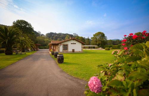 Piscina climatizada y cubierta 365 dias en Casa Rural con Encanto El Puentuco una de las casas mas valoradas de Cantabria - Foto 86