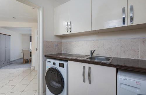 Spacious Luxurious Serviced Accommodation 6 - Photo 31
