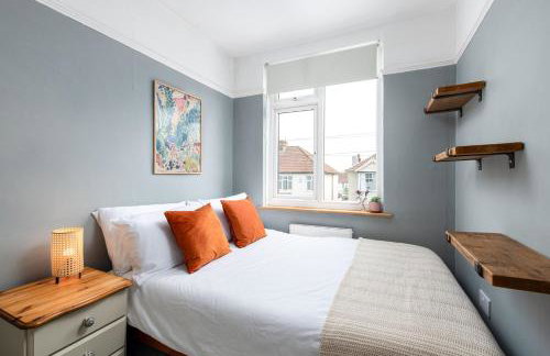 Charming Family Home with Stoves, Garden & Parking - Foto 41