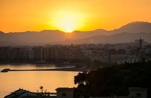Andalusian villa on the sea and the bay of Malaga - Photo 9
