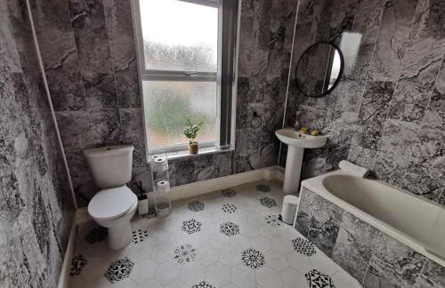 Spacious & comfy 4 bed house, 6 Beds, Free Private Parking & Wifi - Foto 12