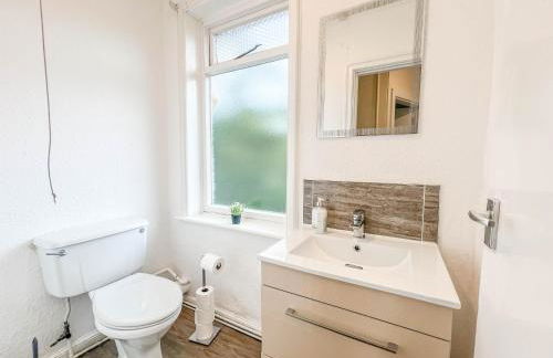 3 Bedroom House - Free Parking-Hospital-Contractors-Families - Long Stay Rates Available - Photo 24