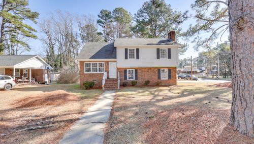 4 Mi to Dtwn Home with Deck and Yard in Wilson - Foto 1