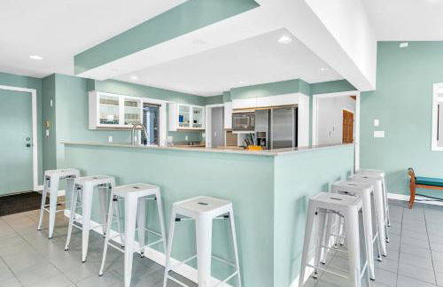 Maine Pondfront Home Sleeps 22 - Pool & Hot Tub - Photo 8