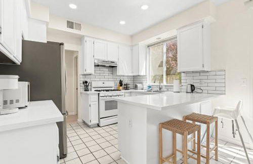 Remodeled 3B2B Bright House with a King Suite - Foto 13