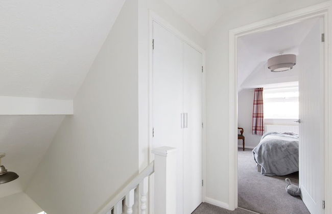 Coastal Retreat for 8 With Hot Tub - Walk to Beach - Foto 31