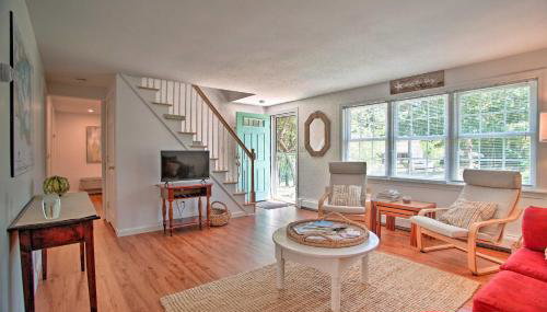 Near Beaches and Dtwn Falmouth Family Home with Deck - Foto 2