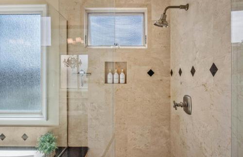 Beach Retreat- Walk to Beach, BBQ, Oceanview Rooftop & Firepit - Foto 45