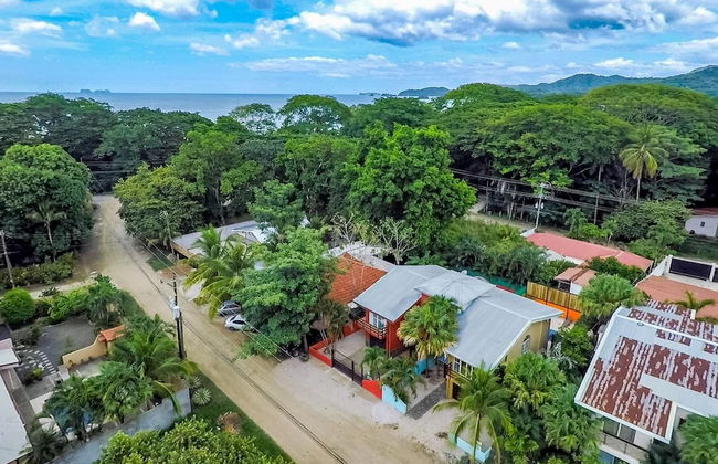 Nicely priced duplex in Surfside with private pool and AC in every room - Photo 28