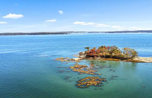 Coastal Red Farmhouse w/Firepit - Holiday Home - Foto 45