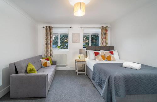 COZY 3 Bed House With Garden & Parking in Rochester, Kent Mins to Train Station, WiFi - Foto 2