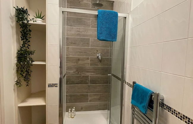 Between the beach and the shops - Foto 12